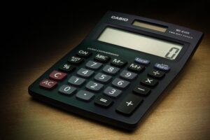 これは電卓で、お金を計算するための道具です